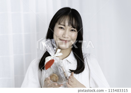 A woman with a present 115483315