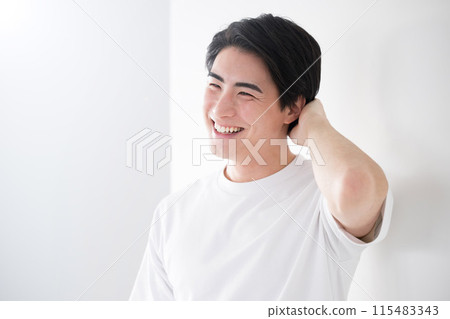 亞洲(日本)男人摸頭髮,除毛和護膚的清爽形象,害羞 亞洲(日本)男人摸頭髮,除毛和護膚的清爽形象,害羞 115483343