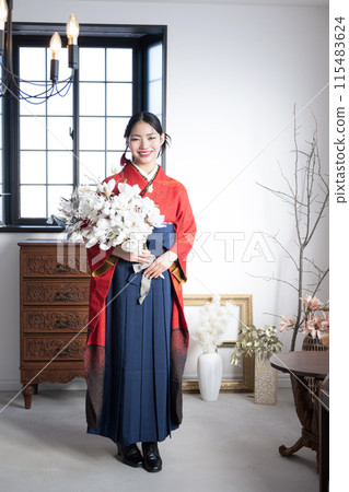 美麗的日本和服,酷炫的亞洲美女全身寫真前拍攝和紀念照片圖像 美麗的日本和服,酷炫的亞洲美女全身寫真前拍攝和紀念照片圖像 115483624