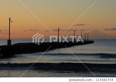 在海上日落 在海上日落 115483754