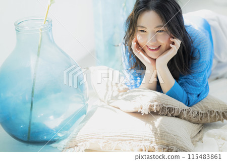 一個穿著藍色衣服的女人仰躺著 一個穿著藍色衣服的女人仰躺著 115483861