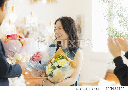 Young woman holding a bouquet of flowers 115484121
