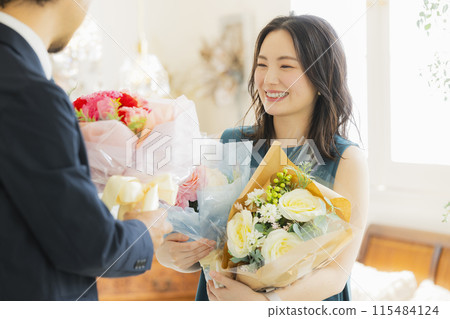 Young woman holding a bouquet of flowers 115484124