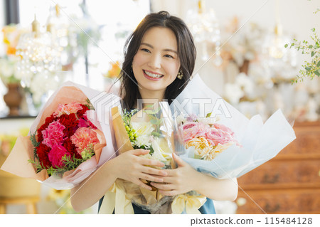 拿著一束花的年輕女子 115484128