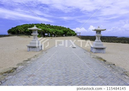 Stone lanterns and Aoshima Stone lanterns and Aoshima 115484145