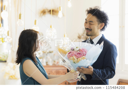 拿著一束花的年輕女子 115484208