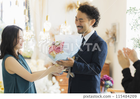 拿著一束花的年輕女子 115484209