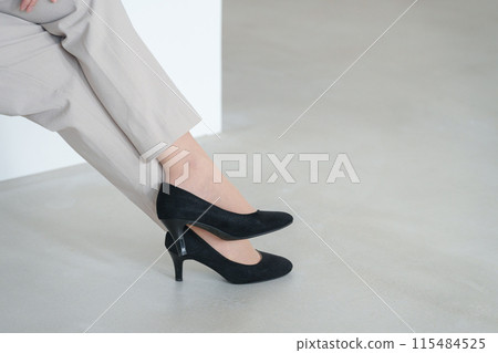 Businessman wearing pumps 115484525
