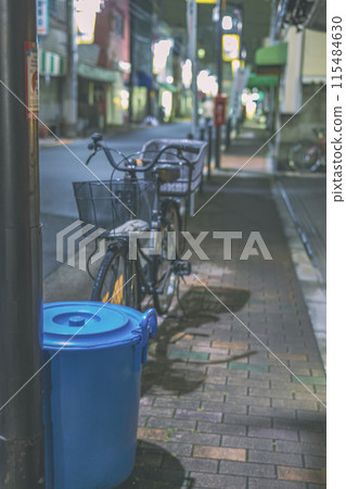 垃圾桶和自行車的夜景 115484630