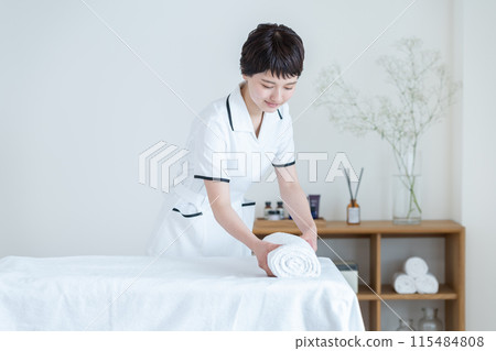 在沙龍工作的年輕女子 115484808