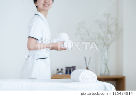 在沙龍工作的年輕女子 115484814