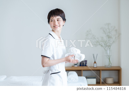 在沙龍工作的年輕女子 115484816