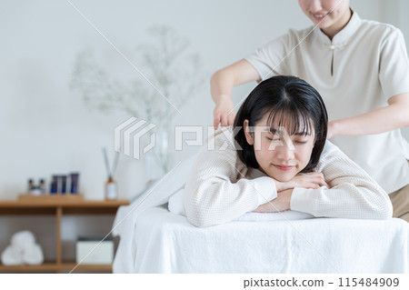 接受按摩的少婦 115484909