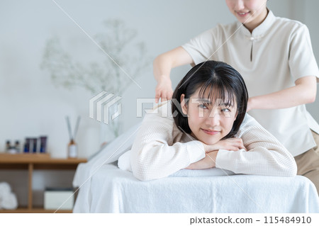 接受按摩的少婦 115484910