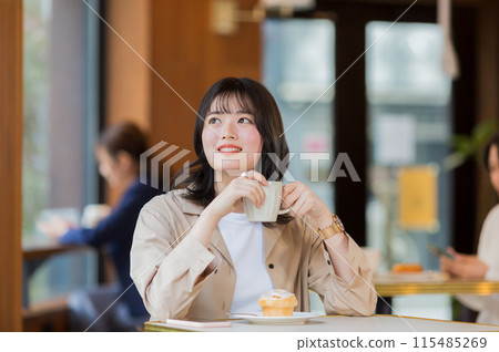 Young woman spending time in a cafe 115485269