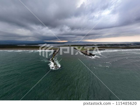 [空拍]十三湖與大海相連的地方（青森縣） 115485620