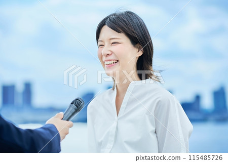 年輕女子在戶外接受採訪 年輕女子在戶外接受採訪 115485726