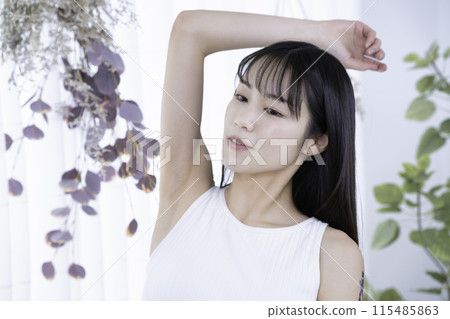 穿著背心的年輕女子檢查腋窩 115485863