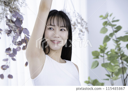 穿著背心的年輕女子檢查腋窩 115485867