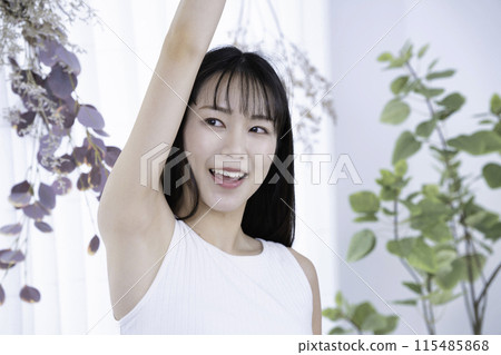 穿著背心的年輕女子檢查腋窩 115485868