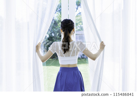 年輕女子打開蕾絲窗簾的後視圖 115486841