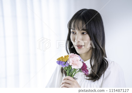 有花束的少婦 115487127
