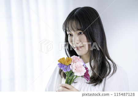 有花束的少婦 115487128