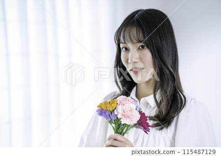 有花束的少婦 115487129