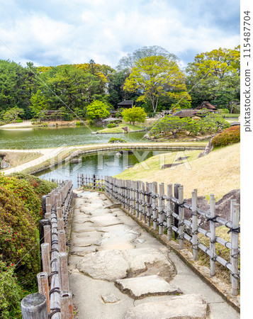 春天的岡山，後樂園的大氣風光，通往溪流池塘的花園小路 115487704