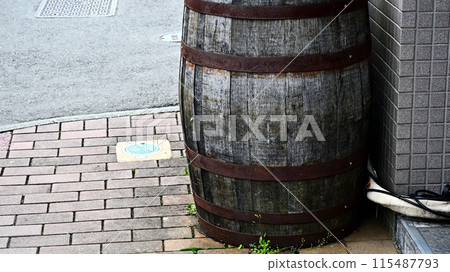 Sake barrels placed in front of a store 115487793
