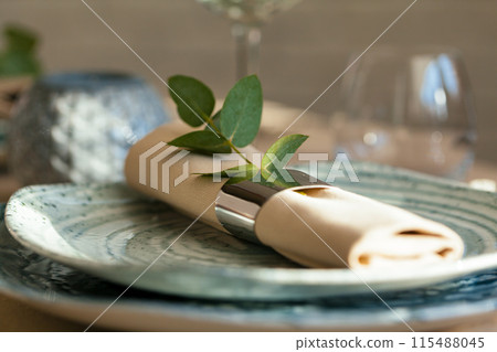 Stylish serving on a green ceramic plate with cotton napkin 115488045