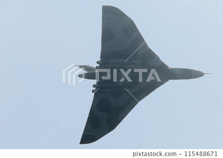 飛行中的皇家空軍火神 B.2 轟炸機 115488671