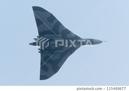 飛行中的皇家空軍火神 B.2 轟炸機 115488677