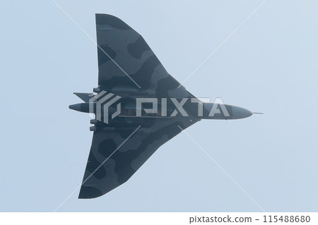 飛行中的皇家空軍火神 B.2 轟炸機 115488680