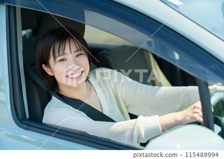 一個女人在開車 一個女人在開車 一個女人在開車 115489994