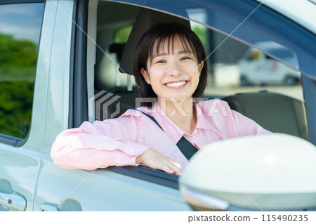 一個女人在開車 一個女人在開車 一個女人在開車 一個女人在開車 一個女人在開車 一個女人在開車 115490235