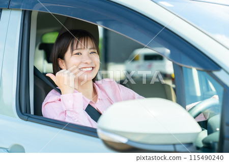 一個女人在開車 一個女人在開車 一個女人在開車 115490240