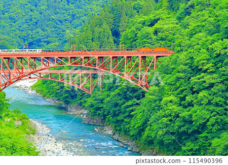 黑部峽谷鐵道 開往欅平方向的無軌電車 黑部峽谷鐵道 開往欅平方向的無軌電車 115490396