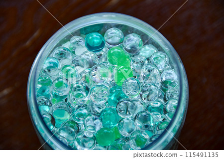 美麗閃亮的透明珠子 115491135