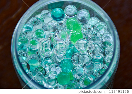 美麗閃亮的透明珠子 115491136