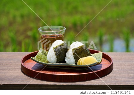 稻田背景放置的飯糰飯糰 115491141