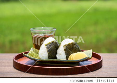 稻田背景放置的飯糰飯糰 115491143