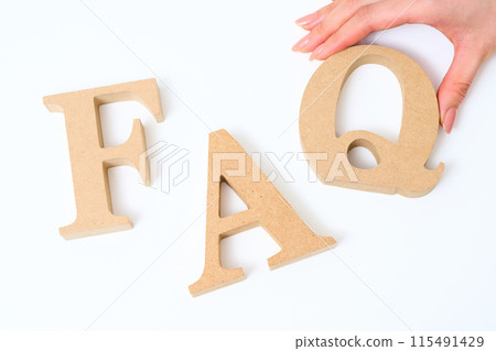 排列有「常見問題」的字母木塊 115491429