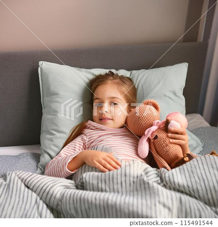 一個女孩躺在蒲團裡抱著一個娃娃 115491544