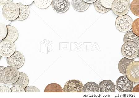 在白色背景上的日本硬幣 115491625