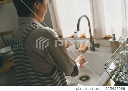 家庭主婦洗碗 115492066