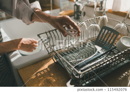 將杯子放入瀝水籃中 115492076