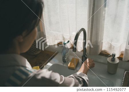 家庭主婦在廚房用水 115492077