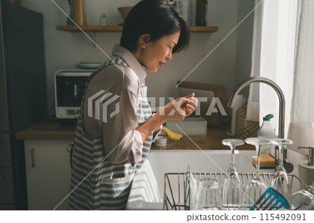 家庭主婦在廚房工作時雙手粗暴 115492091