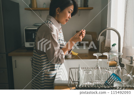 Housewife's hand and finger problems Housewife's hand and finger problems 115492093